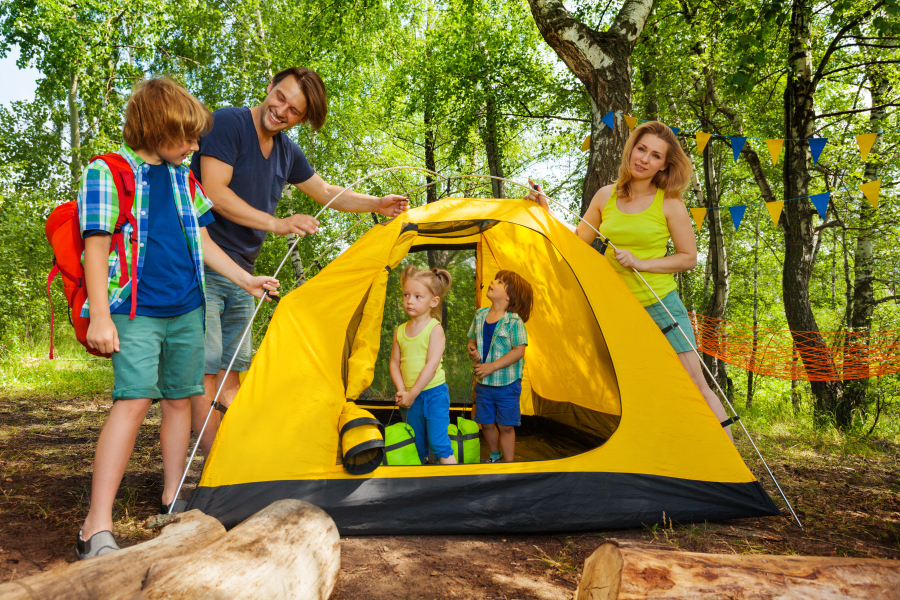 famille dans une tente de camping Grau du Roi