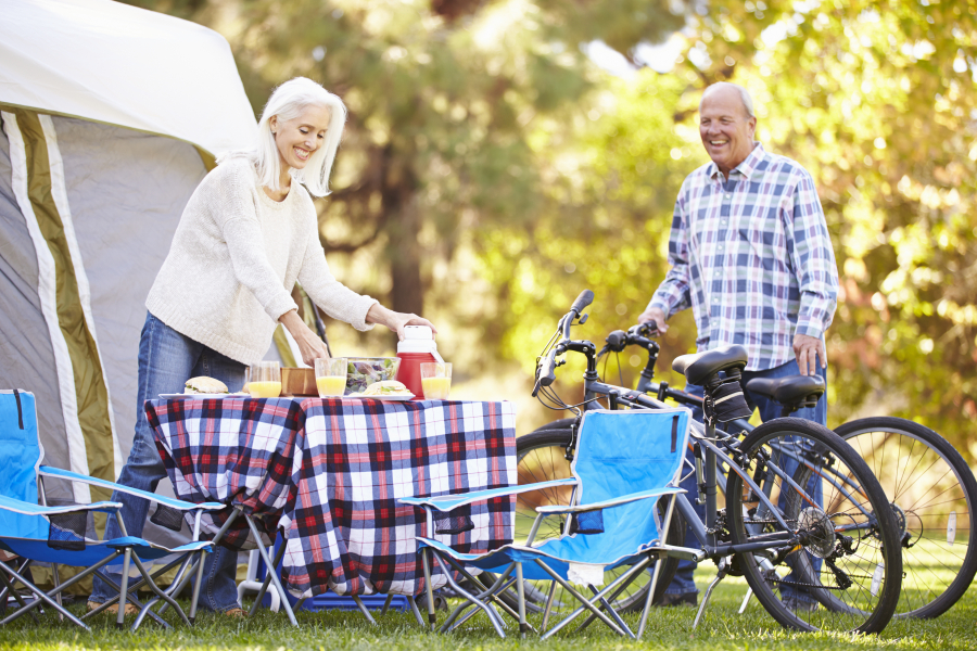 couple dans une tente camping etang de Thau meze