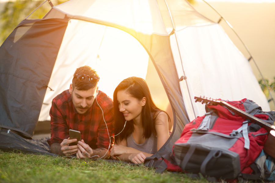 couple dans une tente de camping a Saint Vincent sur Jard